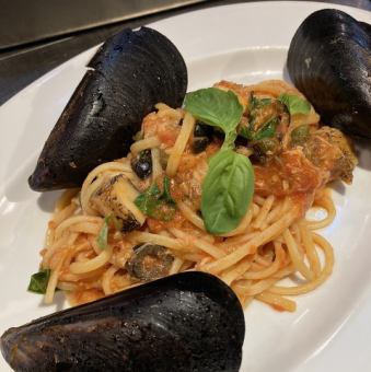 漁師風　たっぷり魚介のトマトソース　リングイネ