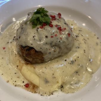 200克羊肉漢堡牛排，配戈貢佐拉醬和馬鈴薯泥