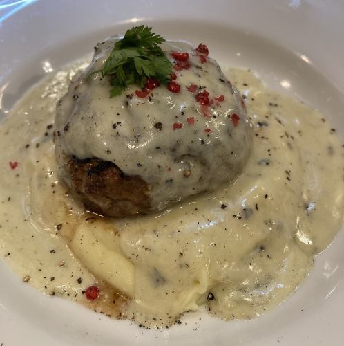 200克羊肉漢堡牛排，配戈貢佐拉醬和馬鈴薯泥