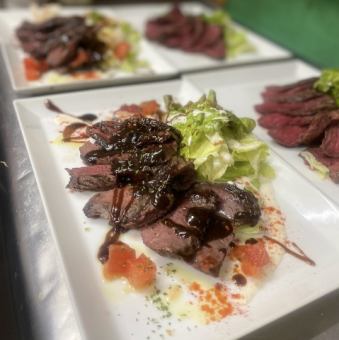 【3小时无限畅饮＆鲜嫩多汁的挂壁牛排！】9道菜品仅需5,000日元，满足您的味蕾！特别套餐