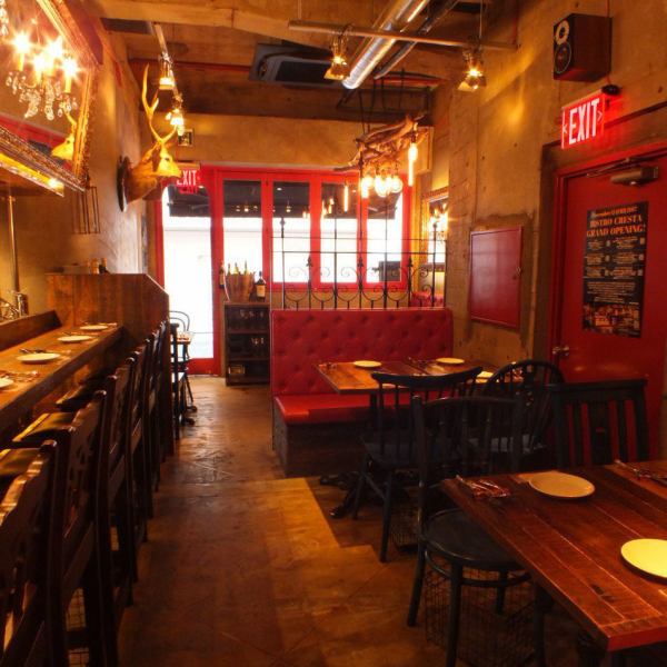 【デート・女子会・記念日に…】某有名雑誌で麻布の名店5軒に選ばれたお店でフレンチが楽しめるビストロです！ニューヨークのエッセンスをミックスしたオシャレな雰囲気♪アンティーク好きのフランス人オーナーがニューヨークに創ったビストロをイメージ！壁側のベンチシートでゆっくりとお寛ぎいただけます。