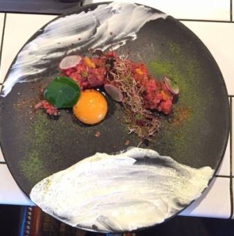牛肉のタルタル　ウニとガーリックサワークリーム