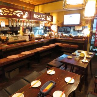 スタッフとの会話も楽しいカウンター席