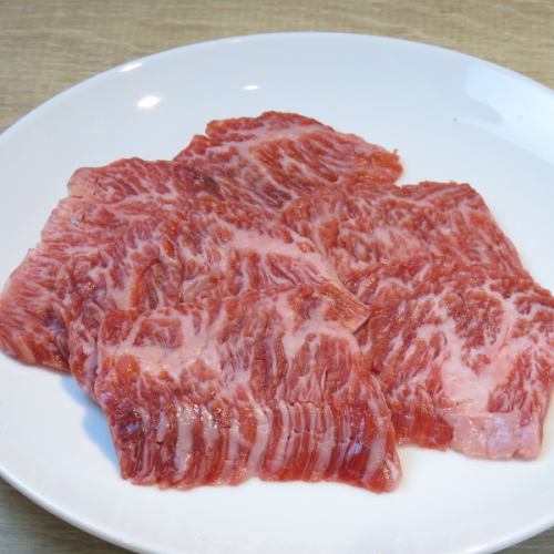 The balance of lean meat and fat is excellent."Beef Kalbi" is a dish that allows you to experience the original flavor, aroma, and texture of Japanese beef.