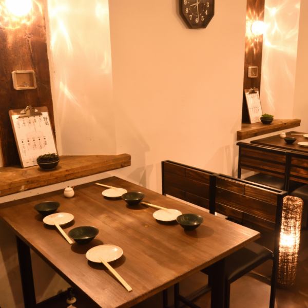 木目×ホワイトで統一された落ち着いた大人な雰囲気の店内は、ご夫婦でのお食事、デート、記念日やお祝いなど特別な日にもぴったり。テーブル席の他にカウンター席や半個室席もあり、ご友人とのお集り、接待など様々なシーンにお使いいただけるお店です。