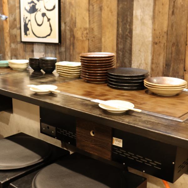 しっぽり飲むのに最適なカウンターは6席ご用意しています。落ち着いた雰囲気でお食事も会話もお楽しみいただけます。