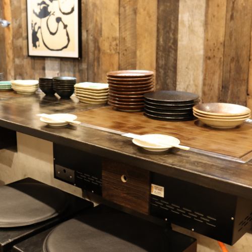 <p>しっぽり飲むのに最適なカウンターは6席ご用意しています。落ち着いた雰囲気でお食事も会話もお楽しみいただけます。</p>