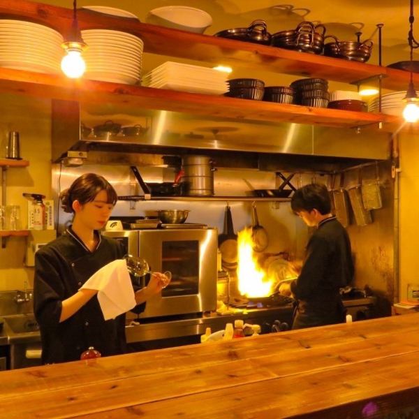 シェフは見られる楽しみといい意味での緊張感を感じ、お客様には見る楽しみを感じていただきたい。裏表ない調理現場を見ていただきたい。そんな思いで丸見えオープンキッチンにしています。端正込めて仕上げた料理の数々をお届けします！開放的な店内は少人数～最大60人まで貸切可能です◎