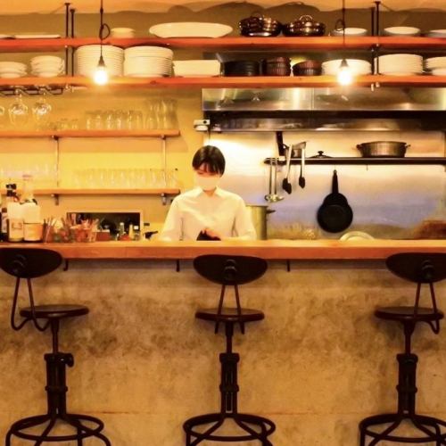 どんな色にも染まるシンプルな店内★