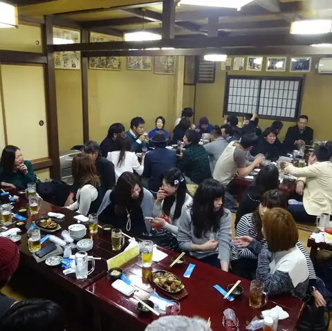 大型宴会向けの席は広々とした間取りが確保され、最大60名まで収容可能◎これにより、会社の忘年会や歓送迎会など大人数に最適な空間を演出します☆レトロな昭和浪漫に包まれて、会話も弾むこと間違いなし♪テーブルレイアウトは柔軟性があり、人数に合わせて調整できるため、幹事様も安心です◎