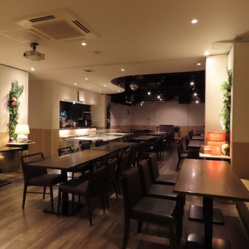 【フロア貸切（通常：30～130名様・ブライダル：30～90名様）】.眼下に広がる街の夜景が印象的！ブライダルでは90名様まで対応可能です。