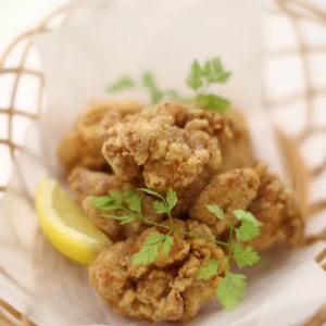 炸鸡配鱼子酱风味