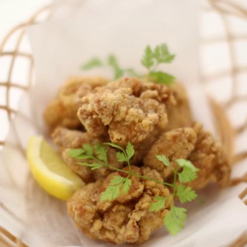 炸鸡配鱼子酱风味