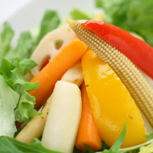 彩色腌根菜沙拉