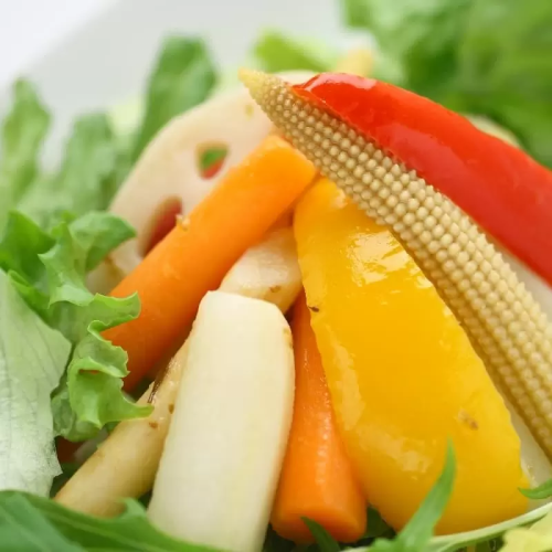彩色腌根菜沙拉