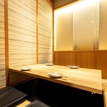 【2名様～の完全個室】大人気の掘りごたつ個室♪足元楽々でお食事をお楽しみいただけます。壁・扉ありの個室もご用意しております！駅直結なので宴会にも◎お子様連れも大歓迎です☆くつろぎ空間で本格寿司や海鮮料理と自慢のお酒をお愉しみくださいませ♪