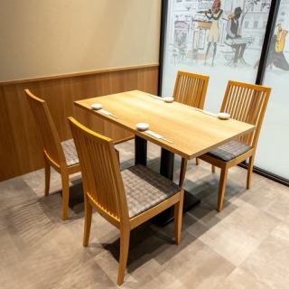 【4名様テーブル席×4卓】少人数お食事にオススメの席。～4名の少人数から席を繋げたご宴会にも対応。各お席にテーブルトップオーダーを設置していますので、お好きなタイミングでご注文OK。貸切ご希望の場合は店舗にお問合せ下さい。お待ちしております。