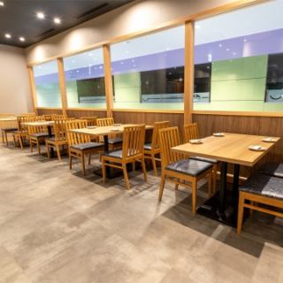 【4名様テーブル席×4卓】少人数お食事にオススメの席。~4名の少人数から席を繋げたご宴会にも対応。各お席にテーブルトップオーダーを設置していますので、お好きなタイミングでご注文OK。貸切ご希望の場合は店舗にお問合せ下さい。お待ちしております。