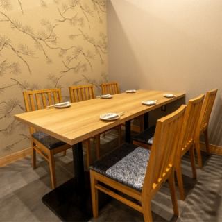 【6名様テーブル1卓】少人数宴会向きの席。~6名の少人数から席を繋げたご宴会にも対応。各お席にテーブルトップオーダーを設置していますので、お好きなタイミングでご注文OK。貸切ご希望の場合は店舗にお問合せ下さい。お待ちしております。