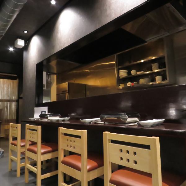 店内奥にあるカウンター席は仕事帰りのふらっと一人呑みや1人焼肉にも最適!!カウンター席でサクッと飲みたい方やゆったり食事や会話を楽しみたい方にもオススメなお席となっております♪