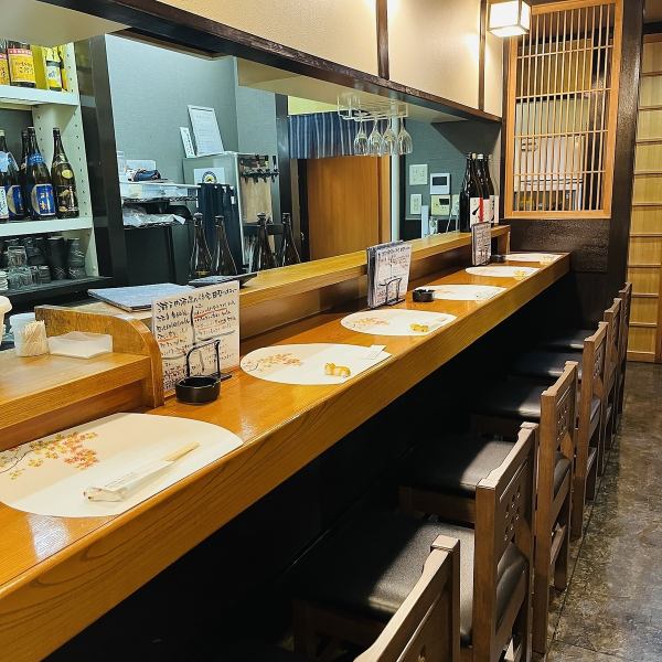 At the spacious counter seats, you can see and feel the food with your eyes while watching the chef's skillfulness and attention to presentation.