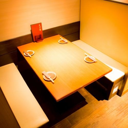 ■お料理が乗っても狭さを感じさせない広々としたゆとりのあるテーブル席です。
