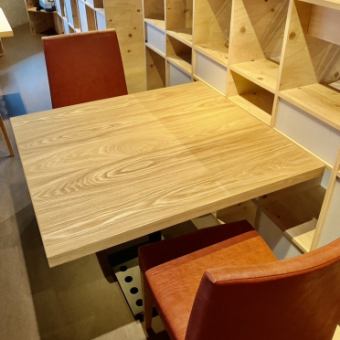 テーブル席は2名様×2卓で、カウンター席から一段上がった位置にあり、調理場の鉄板が見える設計にこだわっています。大切な方との記念日や誕生日などの特別な利用に最適♪心温まる雰囲気の中で、美味しい料理をお楽しみください◎