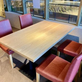 ご家族やご友人とのカジュアルな食事シーンに最適なテーブル席は4名様×3卓をご用意しています♪リラックスした雰囲気の中で、みんなで楽しいひとときをお過ごしください◎美味しい料理を囲んで、心温まる時間をお楽しみください。