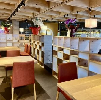 会社宴会や歓送迎会にぴったりなテーブル席をご用意！7名様×1卓で、大人数でもゆったりと楽しめます♪同僚と共に素敵な料理を楽しみながら、心温まる時間を過ごしてみませんか？特別な集まりに最適な空間です◎