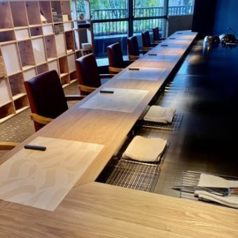 カウンター席を結合すれば10名様でのご利用も可能です！柔軟に対応しますので、お気軽にお声掛けください♪友人や同僚と共に、楽しい時間を過ごすには最適な空間です。美味しい料理と共に心温まるひとときをお楽しみください◎