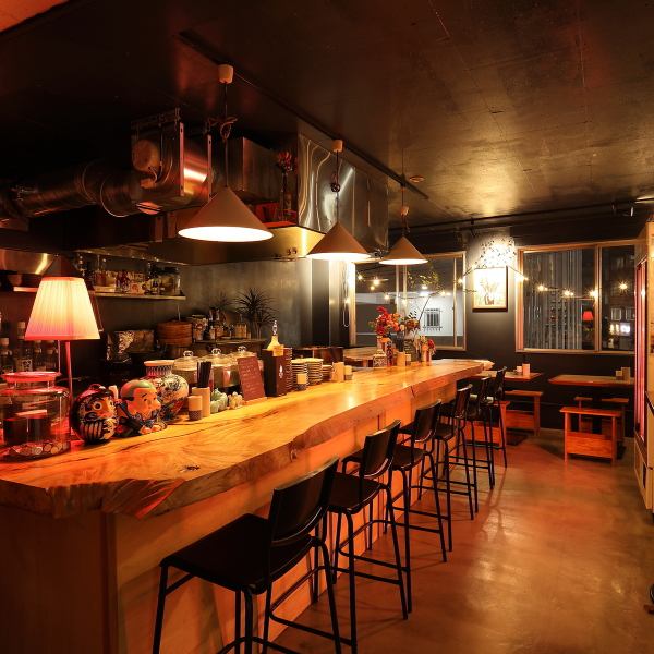 店内は炭火焼きの香りと自然木の温もりが調和した心地よい空間。オープンキッチンで焼き上がる様子を眺めながら、料理とお酒を楽しめます。アクセスも良好で、30代・40代の方々が日常的に利用しやすい雰囲気を大切にしています。特別なサービスは、ライブ感を重視した焼き場の演出。