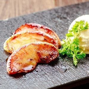 Warm baked apples with ice cream