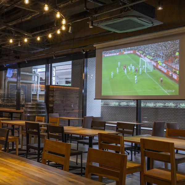The store is fully equipped with a large projector and monitor.You can enjoy your meal with various images.