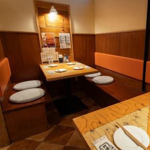 ロールカーテンを上げたままなら8名から10名までご利用いただけます！4名様でご利用の場合は真ん中のロールカーテンで仕切らせて頂きます！