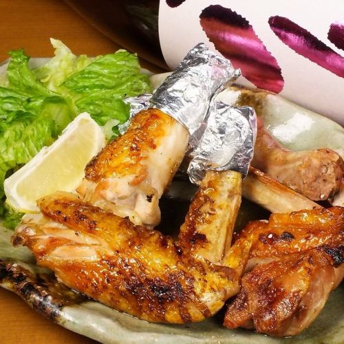 "Aomori chicken shamo rock" giant wing chicken coarse salt grilling 600 yen