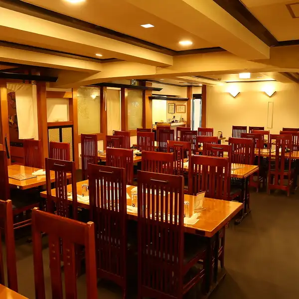 【広々落ち着くテーブル席もご用意♪】ベイスターズ観戦帰りの一杯なら当店へ♪横浜スタジアム徒歩圏内！広々としたテーブル席でゆったりお食事をお楽しみいただけます。野球観戦前後のお食事や飲み会にもぴったり！産地直送の新鮮な食材を使った自慢の料理をご用意しております。