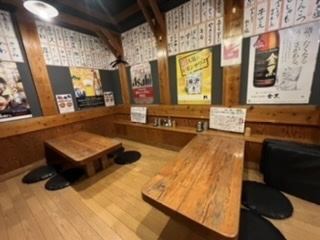 There is a tatami room ☆ so you can take off your shoes and spend a relaxing time.There are 2 tables for 5 people and 1 table for 4 people. ★ If you use the entire tatami room, it will be a semi-private room, which is recommended for banquets of about 14 people.