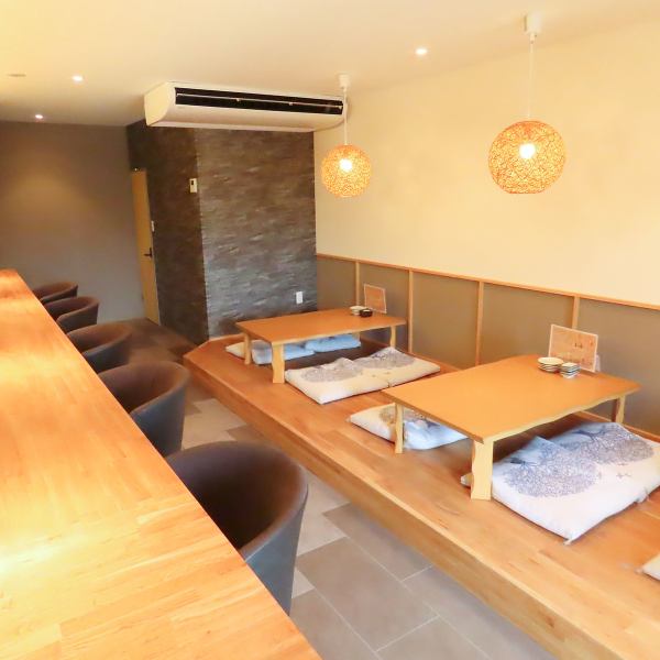 【少人数グループにもおすすめ】テーブル席とカウンター席の両方をご用意しています。4名様用のテーブル席のため、仲間内での飲み会やご家族でのお食事にもぴったり。貸切は10名様以上でご対応致しますので、お気軽にお問い合わせください。