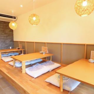 少人数グループでのご来店にぴったりな4名様用テーブル席をご用意しております。お友達同士でのカジュアルな飲み会などに◎