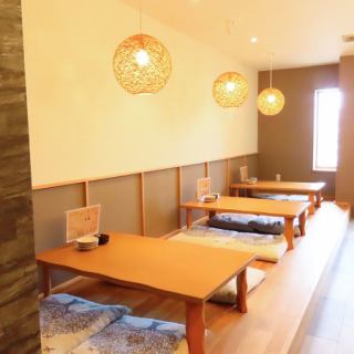 ご友人との集まり、仕事仲間との飲み会など、様々なシチュエーションでご利用いただけるテーブル席をご用意しています。