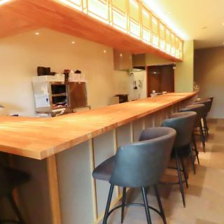 カウンター席もご用意しております。会社帰りにお一人でのご利用や、少人数で二軒目でのご利用など、お気軽にどうぞ♪