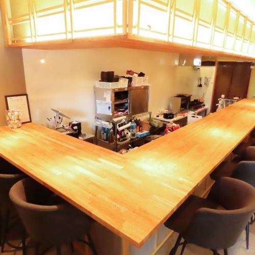 お仕事帰りにちょっと一杯といった時や、カジュアルな居酒屋デートにもぴったりのカウンター席をご用意しております◎