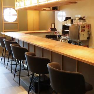 お仕事帰りのサク飲み、サク飯にぴったり！どなたでもお気軽にご利用いただけるカウンター席をご用意しております。