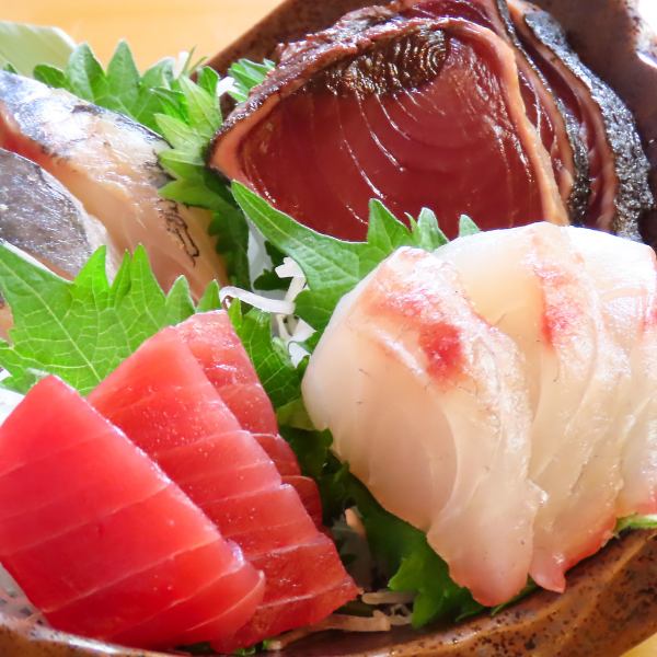旬から定番まで、色々な味わいを堪能いただける<お刺身盛り合わせ>