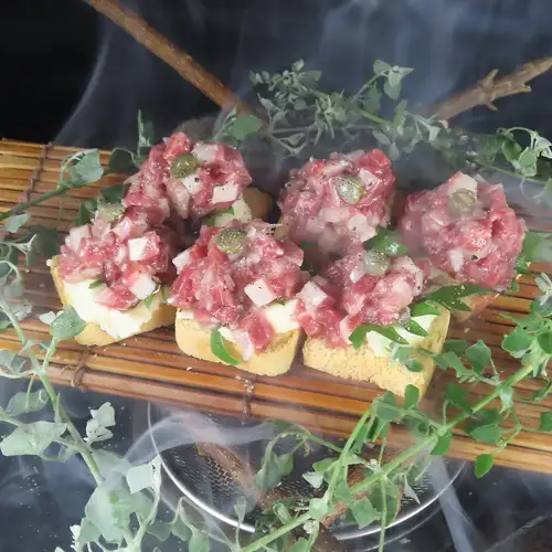馬肉のタルタル　燻製の香り