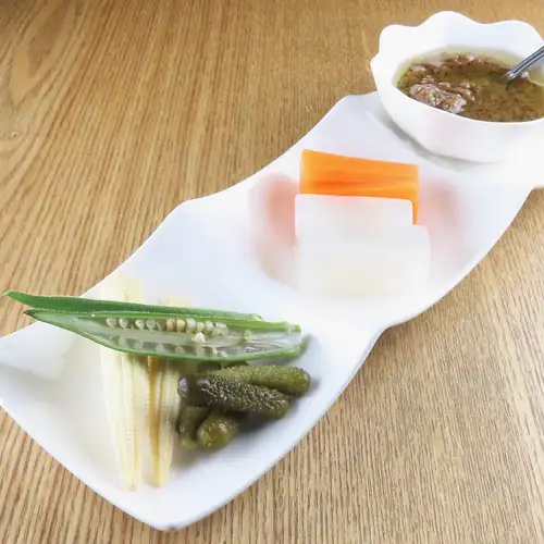 彩り野菜とバーニャカウダディップ