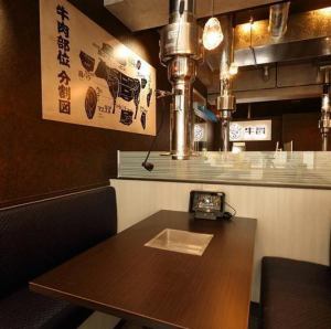 The table seats, bathed in subdued lighting, are perfect for small groups of 2 to 4 people.The seating is just the right distance to allow for lively conversation without worrying about those around you, making it a comfortable place to dine with friends or on a date.This is a popular seating area where you can relax and enjoy the aroma of food and the warm atmosphere.