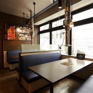 The moderately sized table seats are perfect for drinking parties with friends or family meals.The comfortable seats make it easy to sit in even for long periods of time, creating a space where conversation flows naturally.This is the perfect seat for when you want to enjoy a lively meal together.