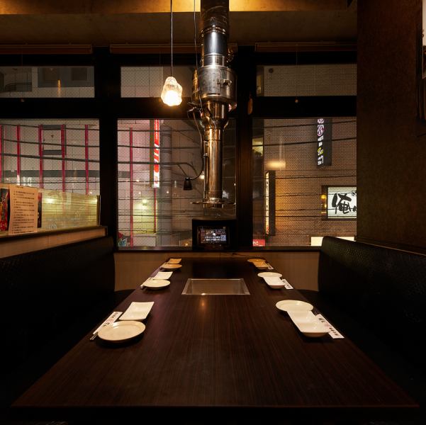 テーブル間隔があり、開放的な空間となっております。また、全席テーブル席のゆとりある店内は、車いすやベビーカーも通行できるほど広々としております！各テーブル間は肩の高さまである仕切りで区切られているので、周囲を気にせずお食事いただけます。 