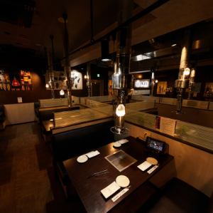 The moderately sized table seats are perfect for drinking parties with friends or family meals.The comfortable seats make it easy to sit in even for long periods of time, creating a space where conversation flows naturally.This is the perfect seat for when you want to enjoy a lively meal together.